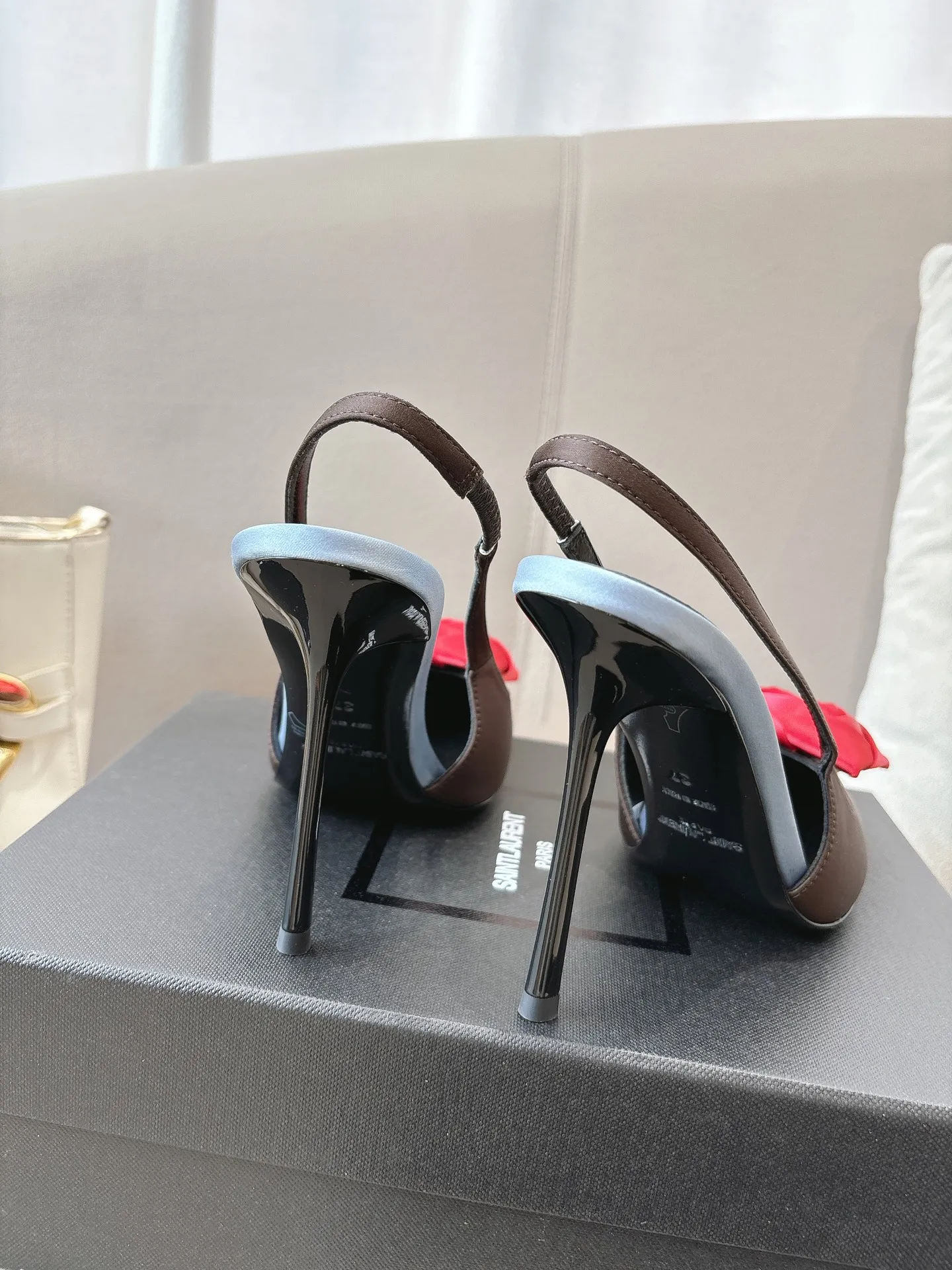 👟👟Ex-factory price 680👟👟 Saint Laurent ysl 25ss/autumn and winter ready-to-wear flower series catwalk style high heels. The toe and contrasting color design make the final effect quite impressive. The different colors are also very beautiful. Straight heels, curved heels, with flowers, and without flowers can be selected. Only YSL understands women’s hearts best and does not accept refutation. It is a super invincible feminine artifact, a must-have for women (z-brand full-body customization, own molded hardware accessories, perfect consistency) ✔ Upper: imported cow patent leather ✔ Inner lining: imported 🐑 goat leather ✔ Sole: imported genuine leather outsole ✔ Heel height: 10.5cm ✔ Size: 36-39 (40, 41, 42 can be customized and non-returnable) Flower style (full set of packaging)